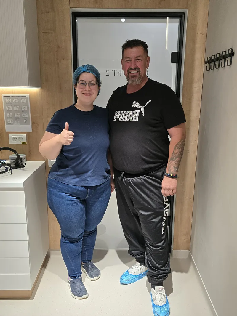 Pacient Davident Aesthetics alături de echipa clinicii