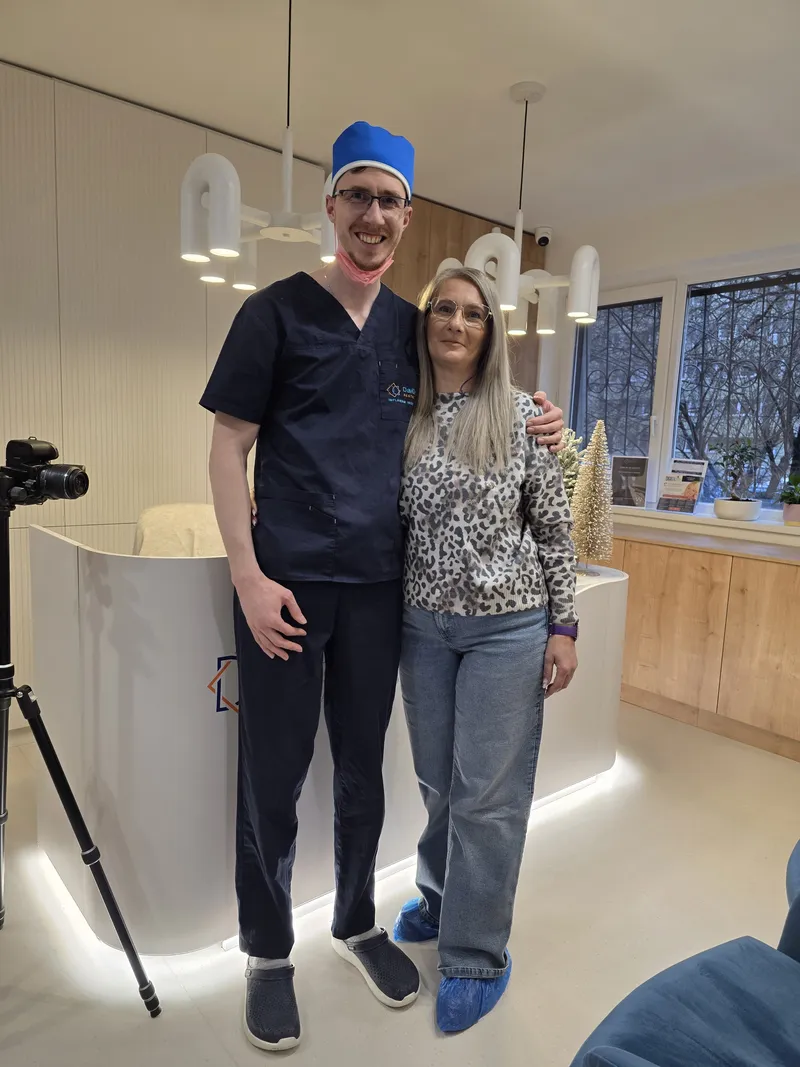 Pacient Davident Aesthetics alături de echipa clinicii