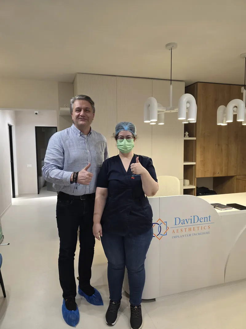 Pacient Davident Aesthetics alături de echipa clinicii