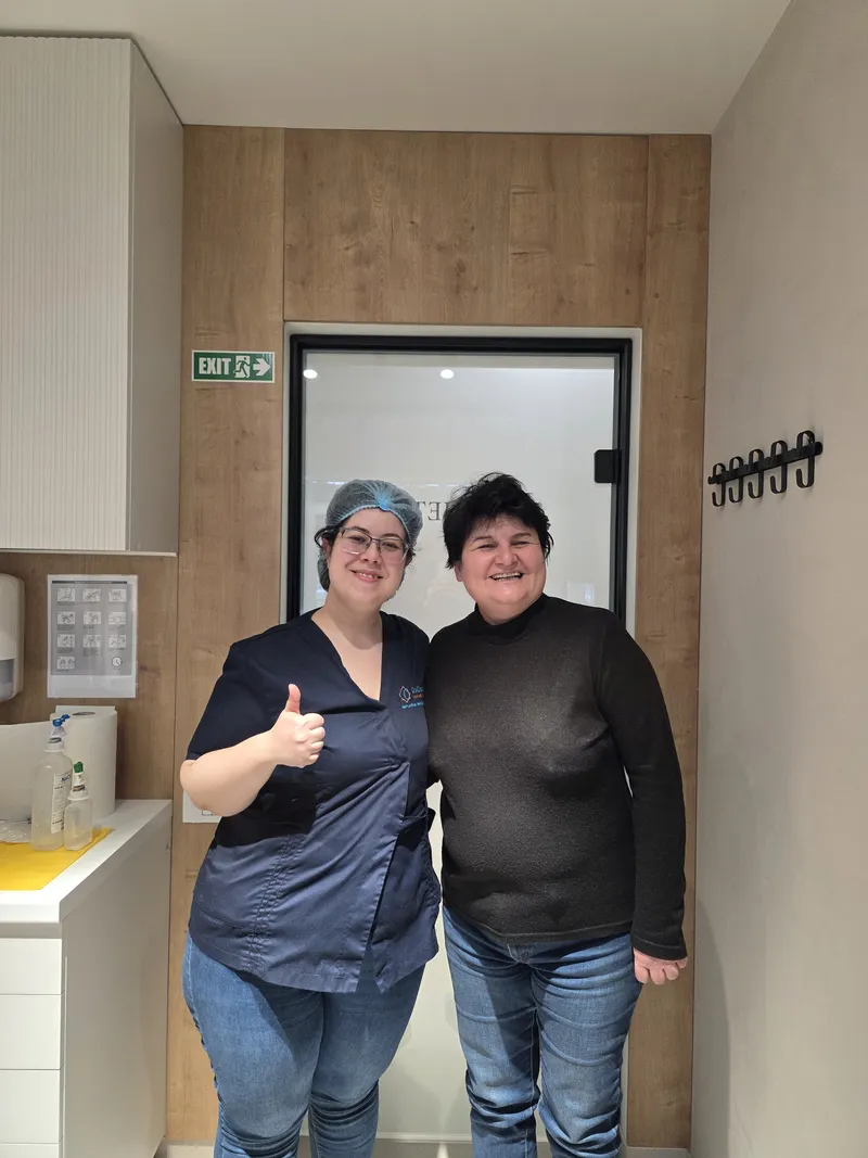 Pacient Davident Aesthetics alături de echipa clinicii