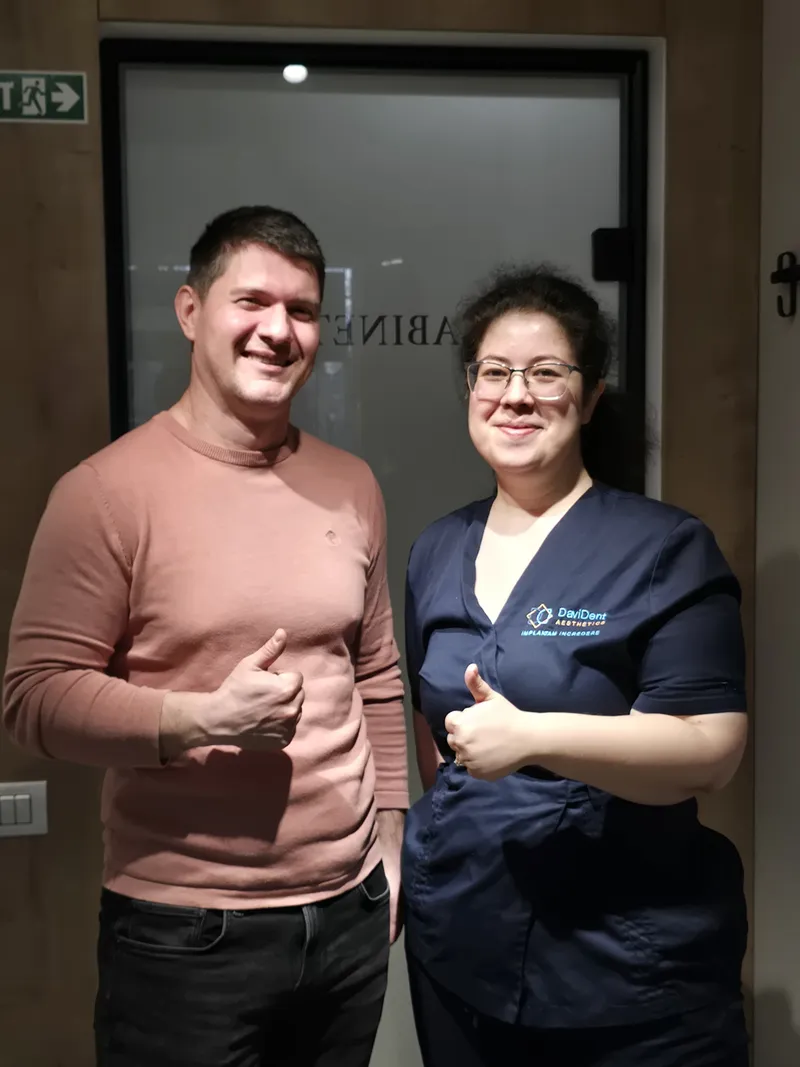 Pacient Davident Aesthetics alături de echipa clinicii