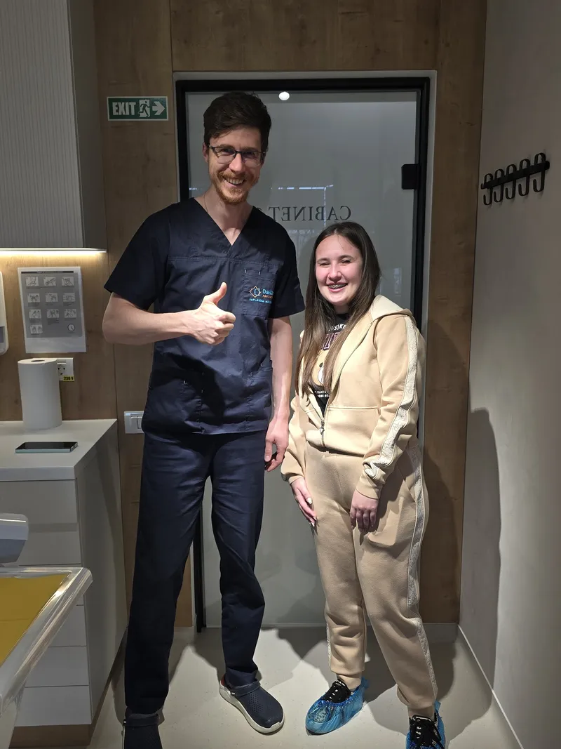 Pacient Davident Aesthetics alături de echipa clinicii