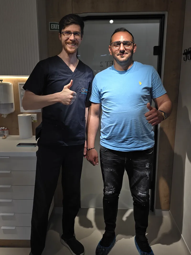 Pacient Davident Aesthetics alături de echipa clinicii