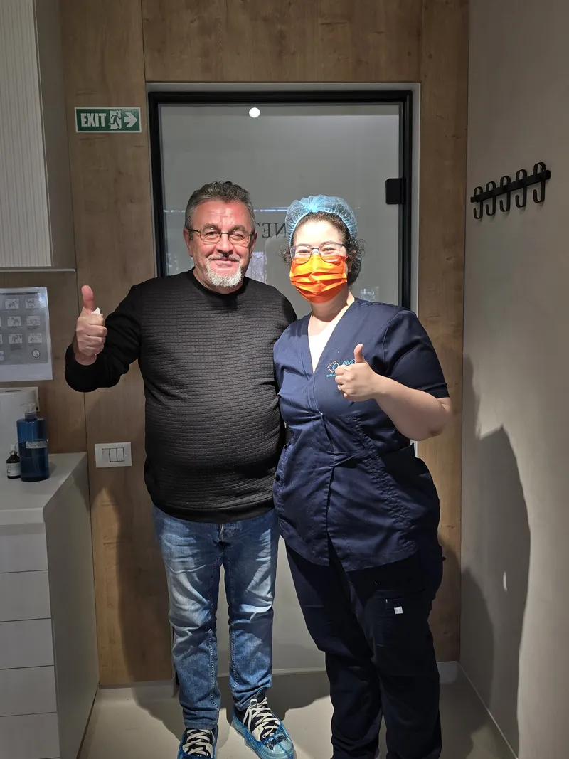 Pacient Davident Aesthetics alături de echipa clinicii