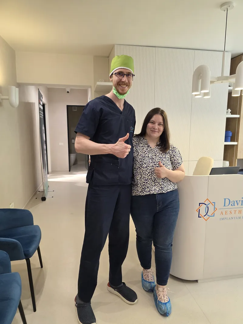 Pacient Davident Aesthetics alături de echipa clinicii