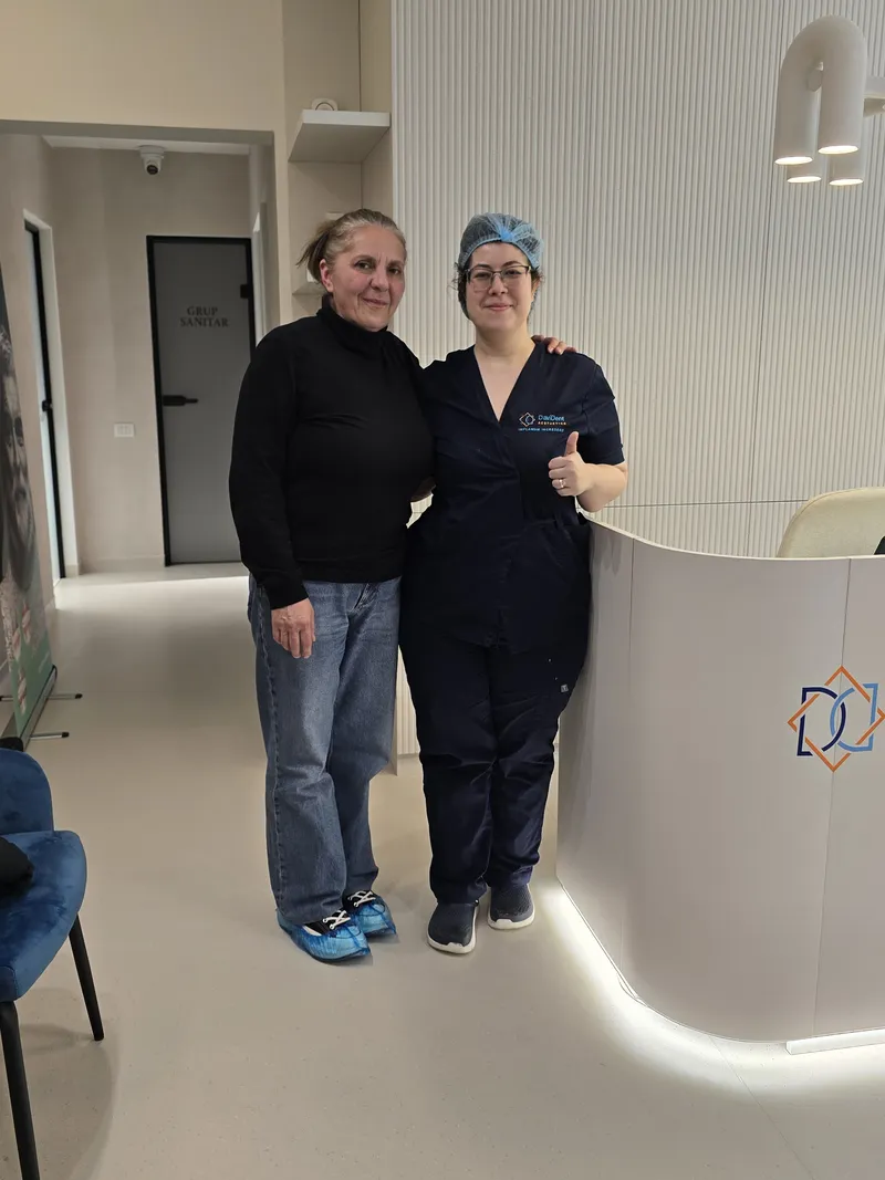 Pacient Davident Aesthetics alături de echipa clinicii