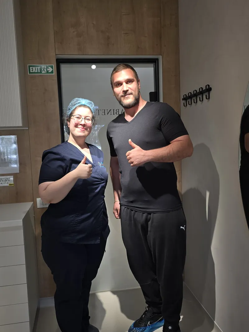 Pacient Davident Aesthetics alături de echipa clinicii