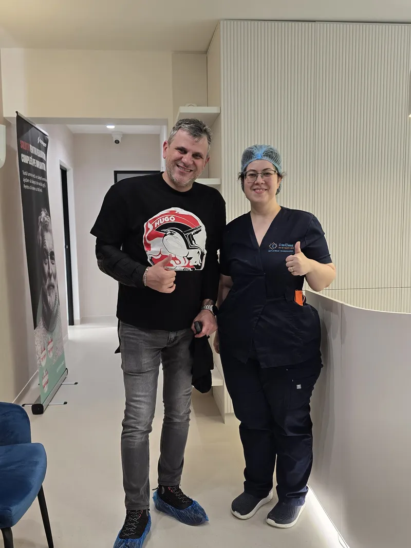 Pacient Davident Aesthetics alături de echipa clinicii