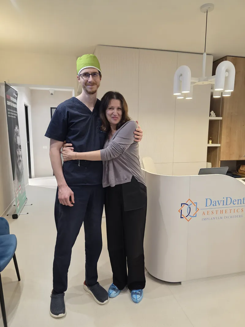 Pacient Davident Aesthetics alături de echipa clinicii