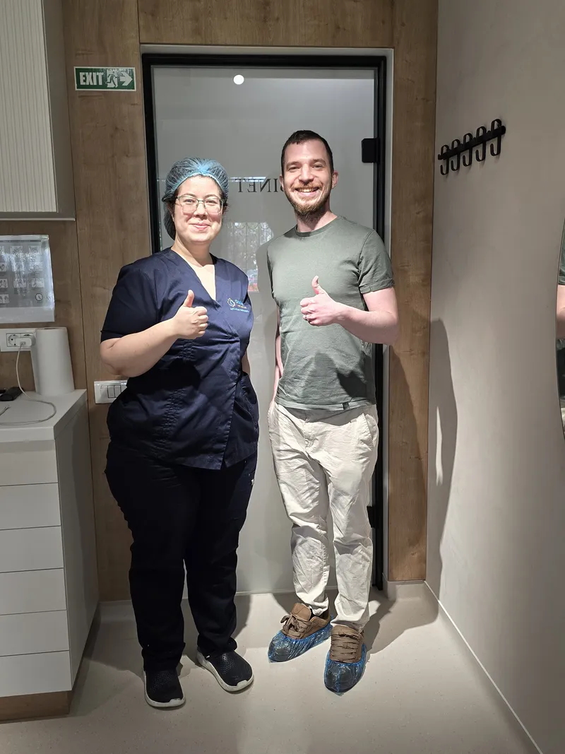 Pacient Davident Aesthetics alături de echipa clinicii