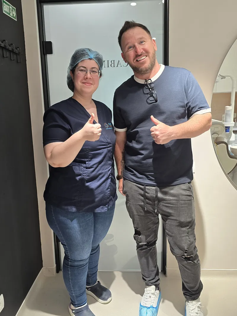 Pacient Davident Aesthetics alături de echipa clinicii