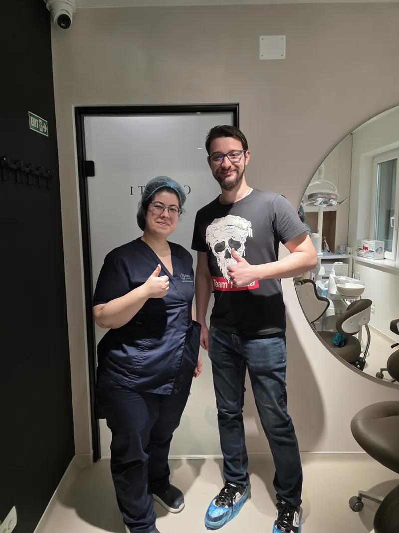 Pacient Davident Aesthetics alături de echipa clinicii