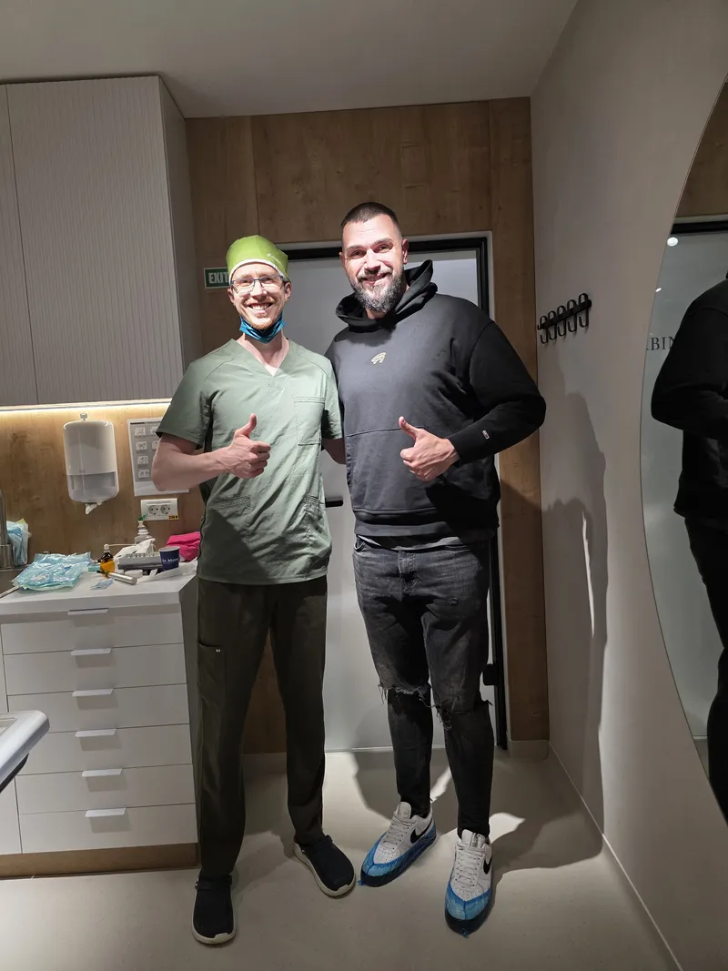 Pacient Davident Aesthetics alături de echipa clinicii