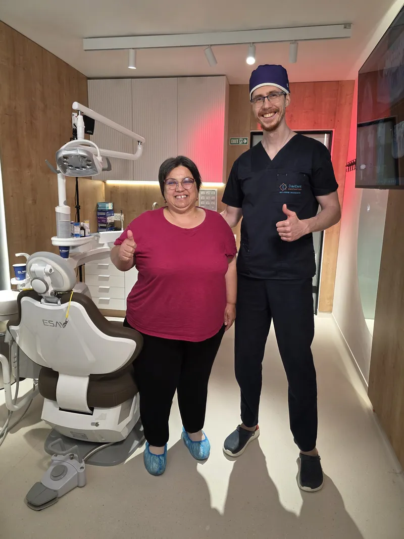 Pacient Davident Aesthetics alături de echipa clinicii
