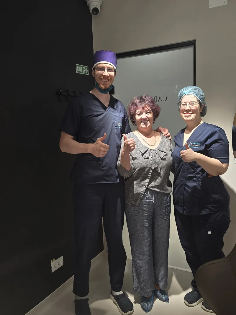 Pacient Davident Aesthetics alături de echipa clinicii
