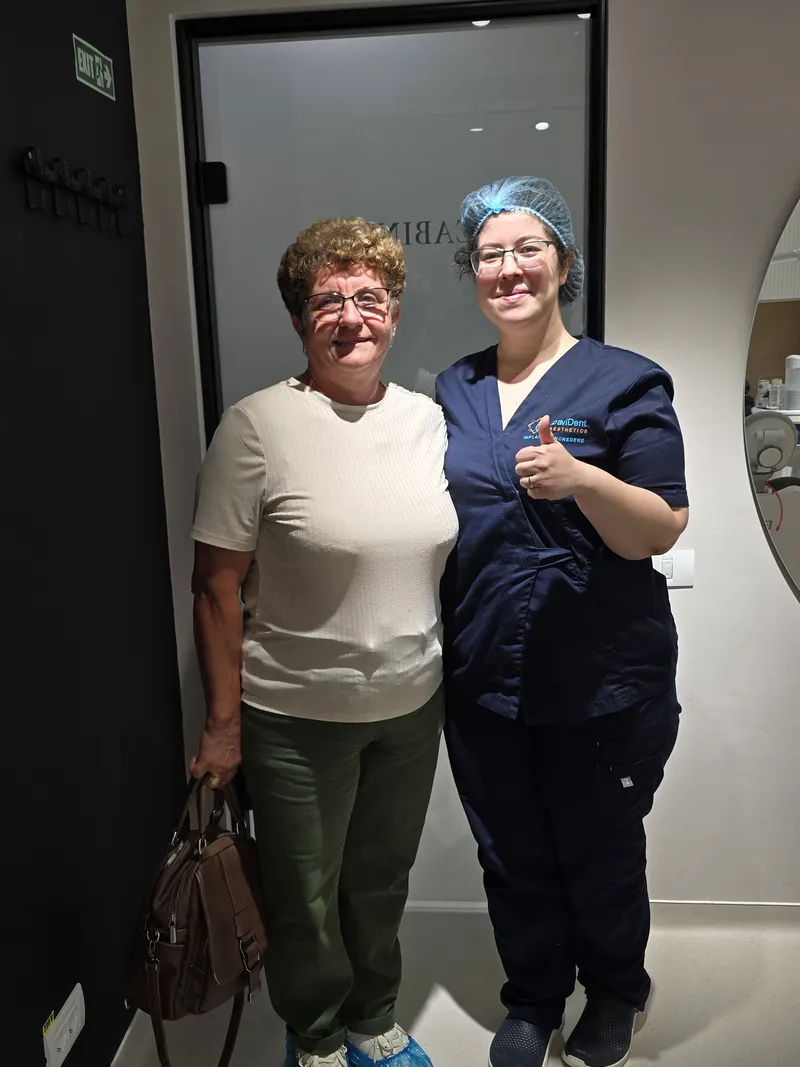 Pacient Davident Aesthetics alături de echipa clinicii