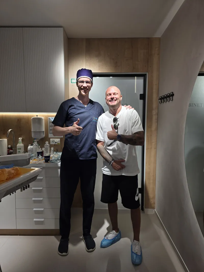Pacient Davident Aesthetics alături de echipa clinicii