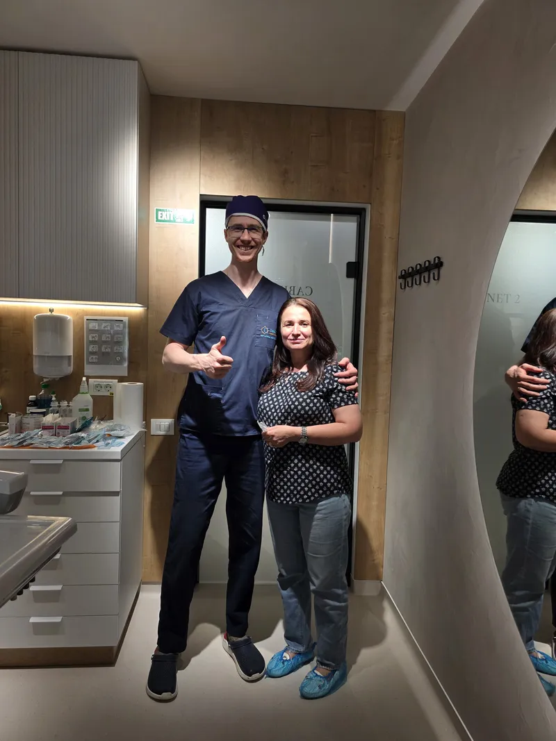 Pacient Davident Aesthetics alături de echipa clinicii