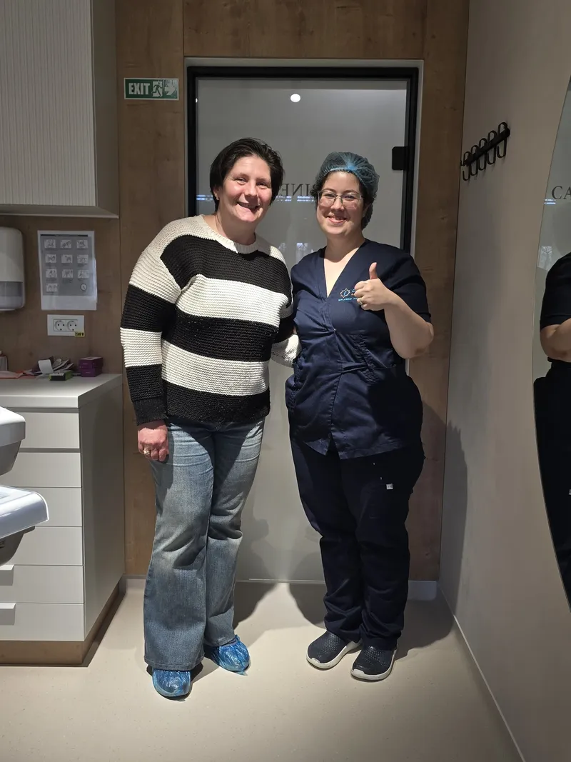 Pacient Davident Aesthetics alături de echipa clinicii
