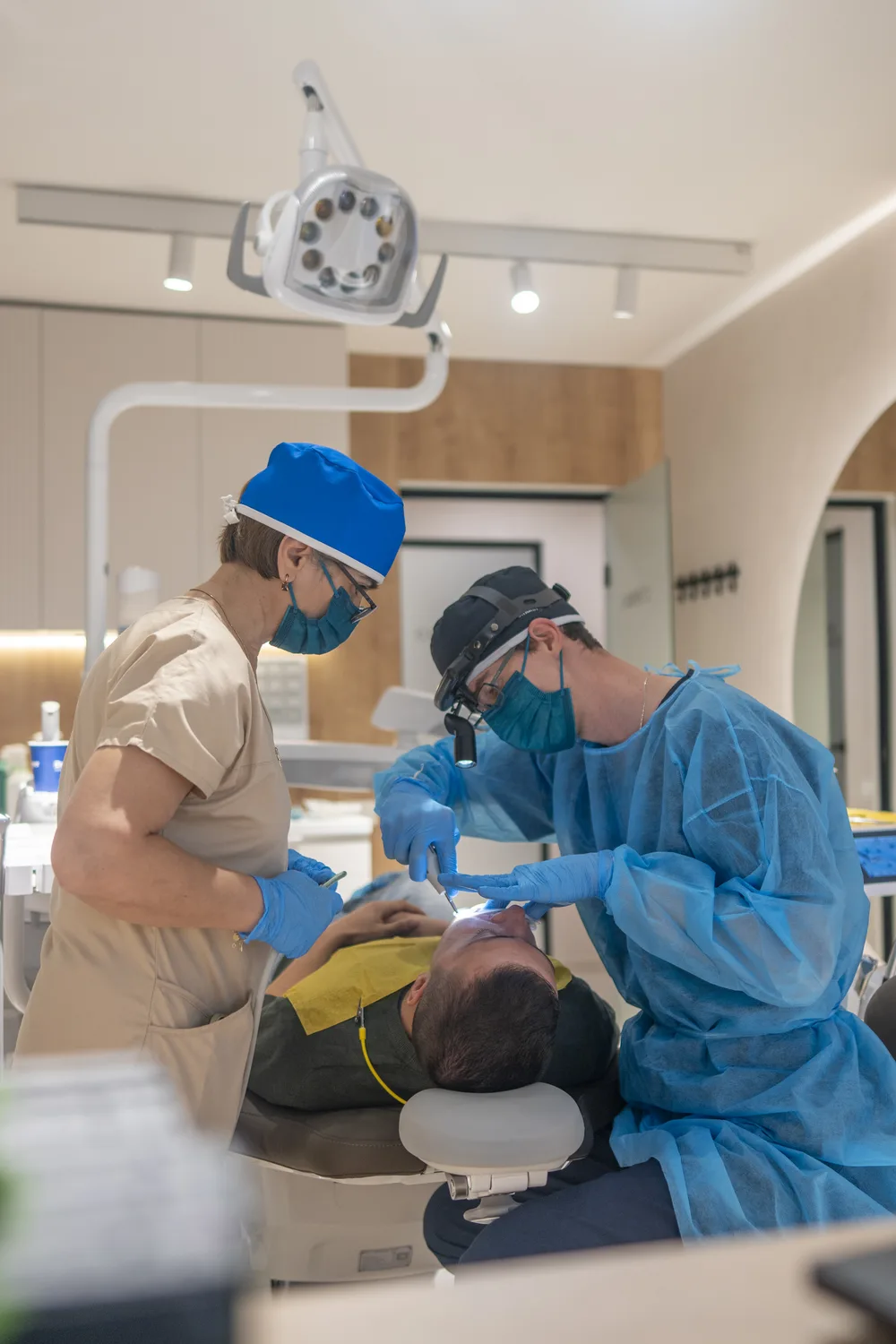 Medicii Davident Aesthetics în timpul unui tratament, în clinica din Drumul Taberei